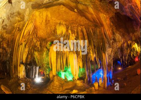 Die farbenprächtige Sinterbildungen in Khao Bin Höhle in Thailand. Stockfoto