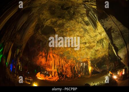 Die farbenprächtige Sinterbildungen in Khao Bin Höhle in Thailand. Stockfoto