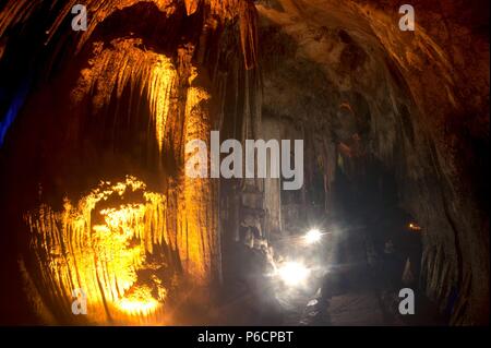 Die farbenprächtige Sinterbildungen in Khao Bin Höhle in Thailand. Stockfoto