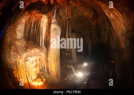 Die farbenprächtige Sinterbildungen in Khao Bin Höhle in Thailand. Stockfoto