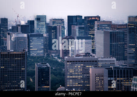 Antenne in der Nähe von Bürogebäuden im Geschäftsviertel Stockfoto
