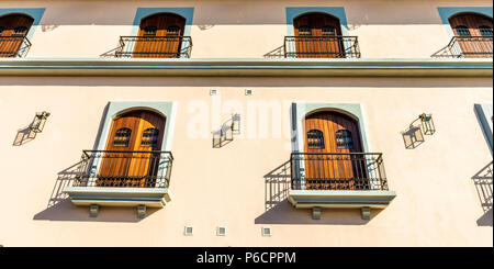 Leon, Nicaragua. Februar 2018. Ein Blick auf die Balkone und Fenster in Leon, Nicaragua Stockfoto