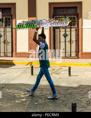 Leon, Nicaragua. Februar 2018. Ein Blick auf eine Straße Verkäufer Sonnenbrillen verkaufen in Leon, Nicaragua Stockfoto