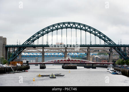 Den Fluss Tyne, zeigt die Tyne Bridge, die Swing Bridge und die Hohe Brücke, Newcastle-upon-Tyne, Großbritannien Stockfoto