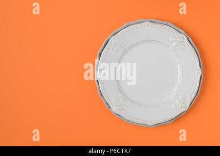 Zwei rustikale Platten auf gelben Hintergrund. Die Platten auf der rechten Seite des Rahmens. Ansicht von oben. Stockfoto