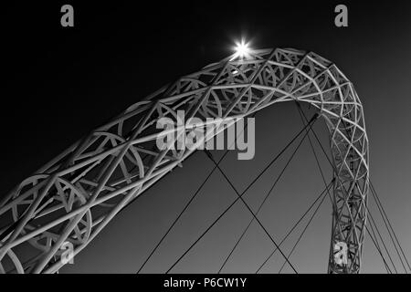 Der Stahl Bogen von Wembley Stadium als "Wembley arch" unterstützt die Dachkonstruktion ist 134 Meter (440 ft) hoch mit einer Spannweite von 317 Meter (1.040 Stockfoto