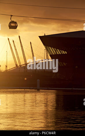 Seilbahn am Londoner Rathaus, früher Crystal und O2 Arena genannt. Stockfoto