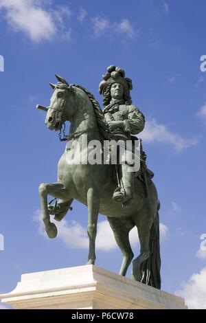 LUIS XIV. LLAMADO EL REY SOL. REY DE FRANCIA. 1638-1715. REINO DESDE EL AÑO 1643 CON CINCO AÑOS. ESTATUA ECUESTRE LA ENTRADA DEL PALACIO DE VERSALLES. Stockfoto