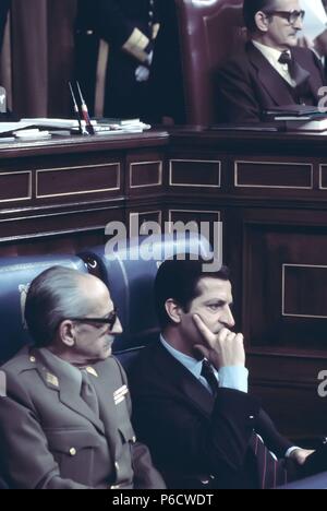 ADOLFO SUAREZ GONZALEZ. Politisch ESPAÑOL. Für die Wahl von Cebreros 1932. PRESIDENTE DEL REGIERUNG DESDE 1976 AL 1981. FOTO EN SU ESCAÑO DEL CONGRESO DE LOS DIPUTADOS COMO PRESIDENTE DEL REGIERUNG. JUNTO A EL MANUEL GUTIÉRREZ MELLADO, AÑO 1979. Stockfoto