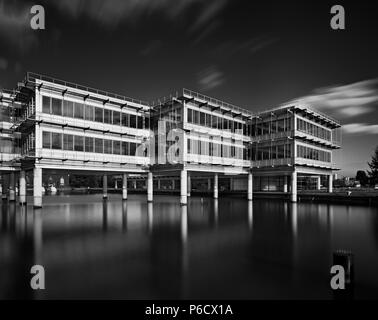 Aluminium verkleideten Ivax Kais Büros auf Stelzen zum Teil über die Royal Albert Basin in East London. Diese Büros sind nicht belegt für ein paar Ja. Stockfoto