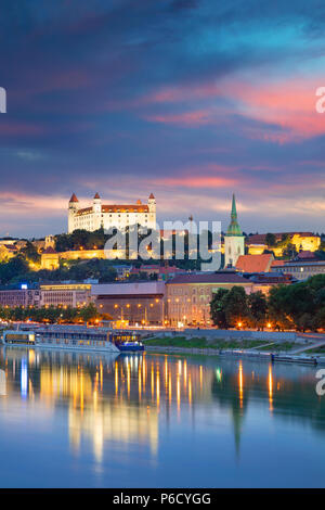 Bratislava. Stadtbild Bild von Bratislava, Hauptstadt der Slowakei während der Dämmerung blaue Stunde. Stockfoto