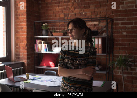Weibliche Führungskräfte im Amt stehende Arme gekreuzt Stockfoto