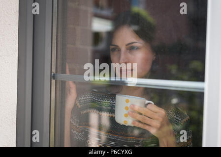 Weibliche Führungskräfte in Kaffee im Büro Stockfoto