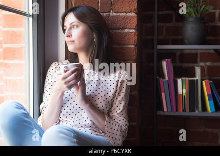 Weibliche Führungskräfte in Kaffee im Büro Stockfoto