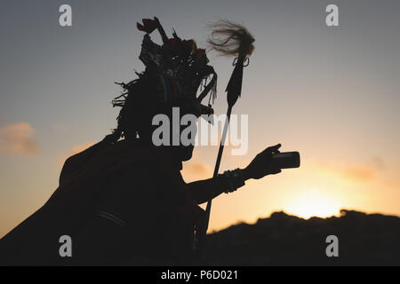 Silhouette der Masai Mann unter selfie mit Handy Stockfoto