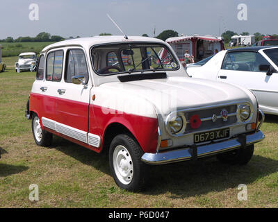 "Jeannie" ein 1986/87 Renault 4 auf der Fir Park Kotflügel und Räder zeigen Stockfoto