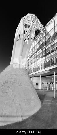 Der Betonfuß des Stahlbogens des Wembley-Stadions, bekannt als der „Wembley-Bogen“, unterstützt die Dachkonstruktion und ist 134 Meter (440 Fuß) hoch. Stockfoto