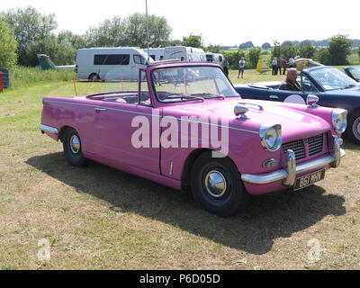 Klassische Truimph Herald convertible auf Anzeige an Fir Park Kotflügel und Räder zeigen Stockfoto