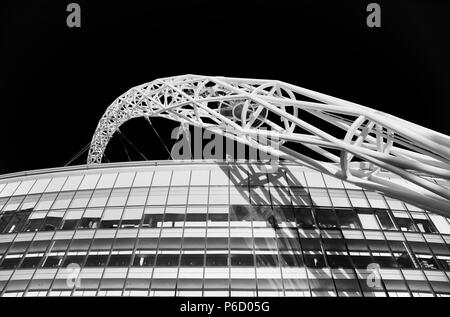 Der Stahl Bogen von Wembley Stadium als "Wembley arch" unterstützt die Dachkonstruktion ist 134 Meter (440 ft) hoch mit einer Spannweite von 317 Meter (1.040 Stockfoto