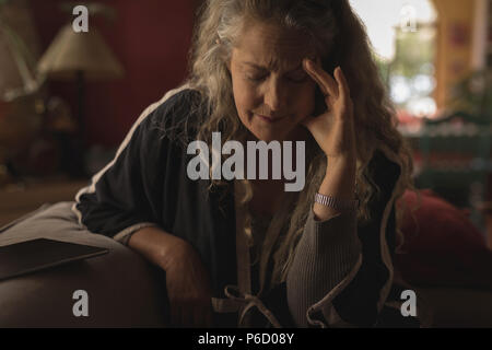 Reife Frau, die unter Kopfschmerzen leiden Stockfoto