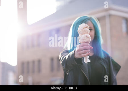 Stilvolle Frau mit einem Eis Stockfoto