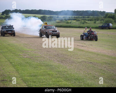 Inpromtu Beschleunigungsrennen auf der Landebahn am Fir Park Kotflügel und Räder zeigen Stockfoto