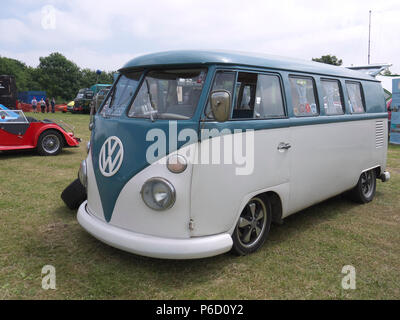 Classic 1966 VW Camper am Fir Park Kotflügel und Räder zeigen Stockfoto