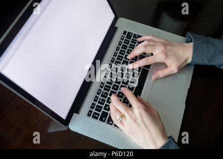 Geschäftsfrau mit Laptop im Hotel Stockfoto