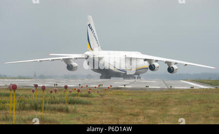 Eine 124 100 M 150 Ruslan Ukrainischen Flugzeuge Cargo Transporters In Gostomel Flughafen In Kiew Ukraine Sommer 18 Antonov Cargo Flugzeuge Stockfotografie Alamy