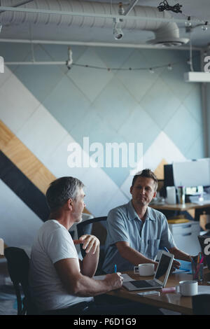 Business Menschen miteinander in Interaktion Stockfoto