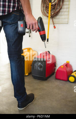 Männliche Tischler holding Bohrmaschine in der Werkstatt Stockfoto