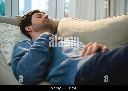 Mann auf Sofa im Wohnzimmer schlafen Stockfoto