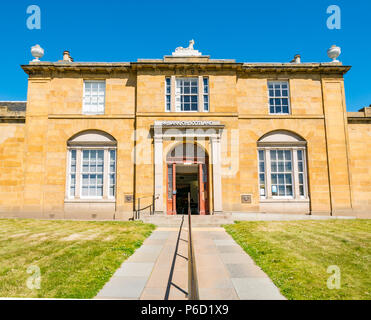 Bank von Schottland, Haddington Zweig, Court Street, East Lothian, Schottland, Großbritannien. Grand 18. Jahrhundert Sandsteinbau mit kontrastierenden blauer Himmel Stockfoto