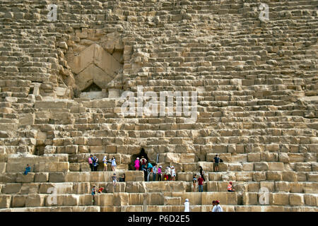 Touristen geben sie der Großen Pyramide (Cheops Pyramide, Pyramide des Cheops) durch die Räuber 'Tunnel, Giza, Ägypten. Stockfoto