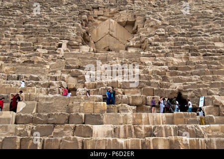 Touristen geben sie der Großen Pyramide (Cheops Pyramide, Pyramide des Cheops) durch die Räuber 'Tunnel, Giza, Ägypten. Stockfoto