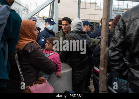 Ein flüchtling Mutter hält Ihr Kind, während sie wartet, in der Nähe der Grenze Tor der Grenze am provisorischen Flüchtlingslager der Greek-Macedonian borde zu überqueren Stockfoto