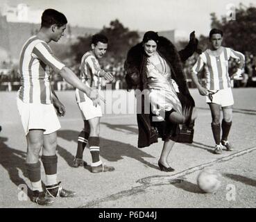 GAMEZ, Celia. CANTANTE Y ACTRIZ ARGENTINIEN. AFINCADA EN ESPAÑA DESDE 1925. BUENOS AIRES 1905 - 1992. SAQUE DE EHRE EN UN PARTIDO DE FUTBOL BENEFICO ENTRE LOS EQUIPOS DE TEATRO Y PAVON FERROVIARIA. Stockfoto