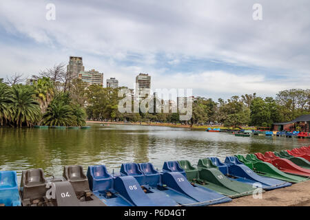 Tretboote und See an Bosques de Palermo (Palermo Woods) - Buenos Aires, Argentinien Stockfoto