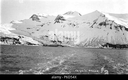 . Englisch: Blick zurück vom Schiff auf die chignik und Hills, Ca. 1912. Englisch: Legende auf Bild: Chignik, Alaska PH-Coll 247.36 der Stadt Chignik ist auf Anchorage Bay am südlichen Ufer der Alaska Halbinsel, 450 Meilen südwestlich von Anchorage und 260 km südwestlich von Kodiak. Vor Chignik, ein Kaniagmuit Native Dorf namens Kaluak wurde hier entfernt; es wurde in den späten 1700er Jahren während der Russischen Fell Boom zerstört. Chignik, ein Sugpiaq Wort mit der Bedeutung "Großer Wind" wurde in den späten 1800er Jahren als Fischerdorf und Cannery etabliert. Ein 4-Mast Segelschiff genannt wird, ist das 'Star von Alaska' transportiert Stockfoto