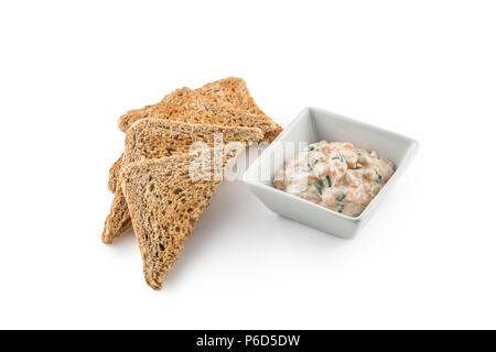 Lachs cremige Tatar mit Toast isoliert auf Weiss. Stockfoto