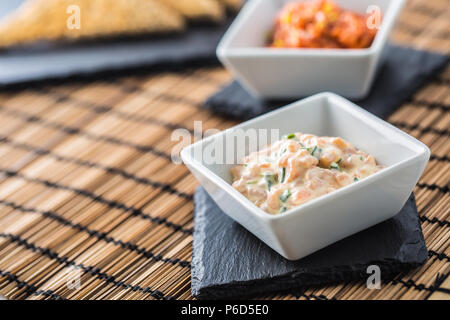 Lachs cremige Tatar mit Toast auf Schiefer. Stockfoto