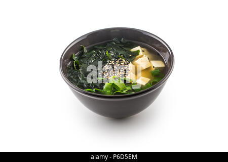 Traditionelle japanische Miso Suppe mit Tofu, Algen und junge Zwiebel isoliert auf Weiss. Stockfoto