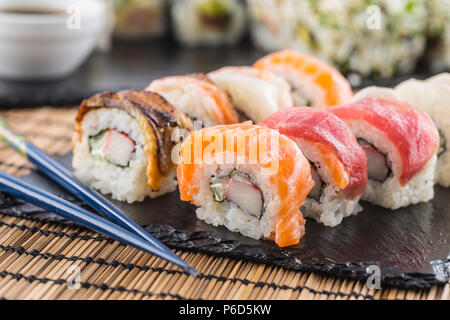Satz von roll Sushi gold Kalifornien mit Stäbchen und Sojasauce. Stockfoto