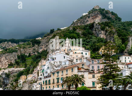 Dunkle Wolken tauchen über die Stadt Amalfi, Salerno, Kampanien, Italien Stockfoto