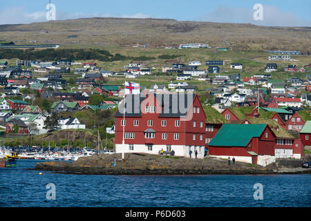 Dänemark, Färöer Torshavn. Hauptstadt der Färöer. An der Küste Blick auf Tinganes (der Landzunge in der historischen Altstadt Hafen). Stockfoto