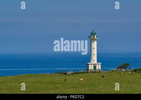 Leuchtturm umgeben von Kühen in Lastre, erklärte das schönste Dorf in Spanien, Asturien Stockfoto