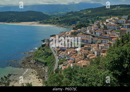 Dorf von Lastres des Zuschauers von San Roque, erklärte schönsten von Spanien, Asturien. Stockfoto