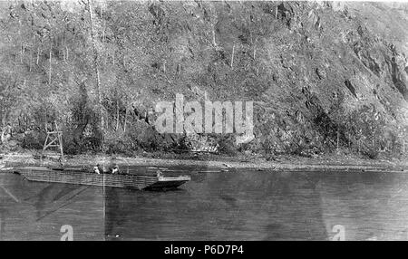 . Englisch: Fahrgasse und Kahn für die Überführung von Menschen und Güter über den Klondike River, 1899. Englisch: PH-Coll 35.504 Klondike Gold Rush Themen (LCTGM): Pendelbahnen - Yukon; Fähren -- Yukon; Flüsse -- Yukon Themen (LCSH): Klondike River (Yukon); Scows - Yukon. 1899 79 Fahrgasse und Kahn für die Überführung von Menschen und Güter über den Klondike River, 1899 (SARVANT 126) Stockfoto