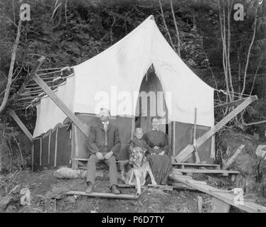 . Englisch: unbekannter Mann, Frau und Kind einschließlich ihrer Hund vor der Köche Zelt, Alaska, 1909. Englisch: Text von Kiehl anmelden: Köche Zelt und Familie Album 1.99 Themen (LCSH): Zelte - Alaska; Familien - Alaska; Hunde - Alaska Konzepte: Familie; Tier Themen. 1909 79 unbekannter Mann, Frau und Kind einschließlich ihrer Hund vor der Köche Zelt, Alaska, 1909 (KIEHL 275) Stockfoto