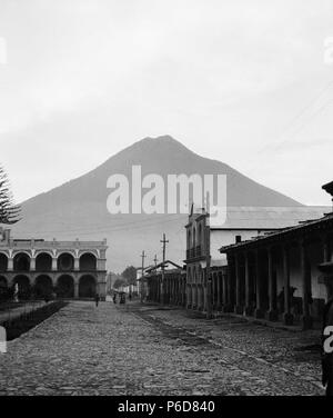 Español: Vista del Volcán de Agua desde el Parque Central de Antigua Guatemala en 1915. 1913 80 Volcandeagua 1915 Yas Stockfoto